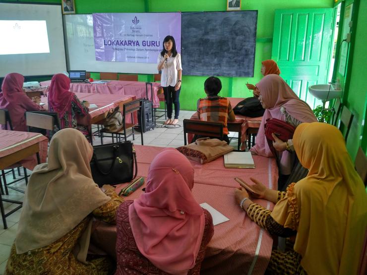Lokakarya Guru SD: Integrasi Teknologi Dalam Pembelajaran. Bertempat di SD Negeri 27 Pontianak Tenggara, Kalimantan Barat